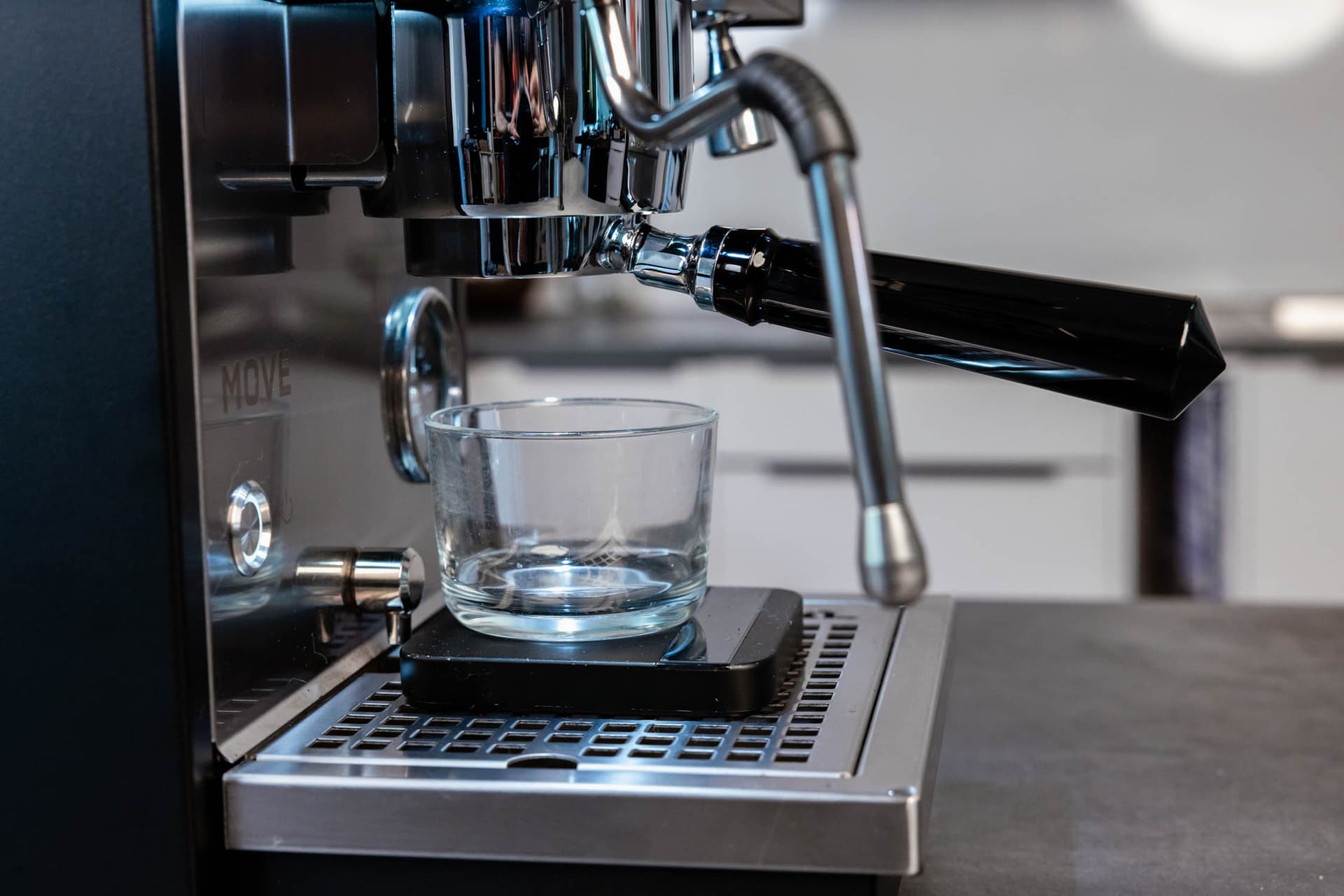Espressoglas auf einer Waage unter der Brühgruppe der Profitec Move 2.0