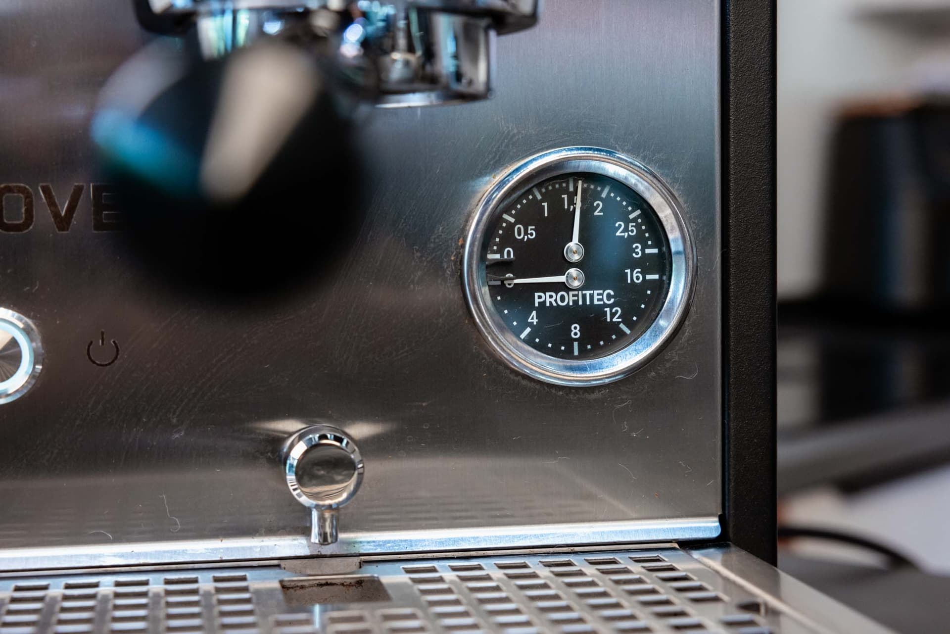 Manometer der Profitec Move 2.0 mit Profitec-Logo