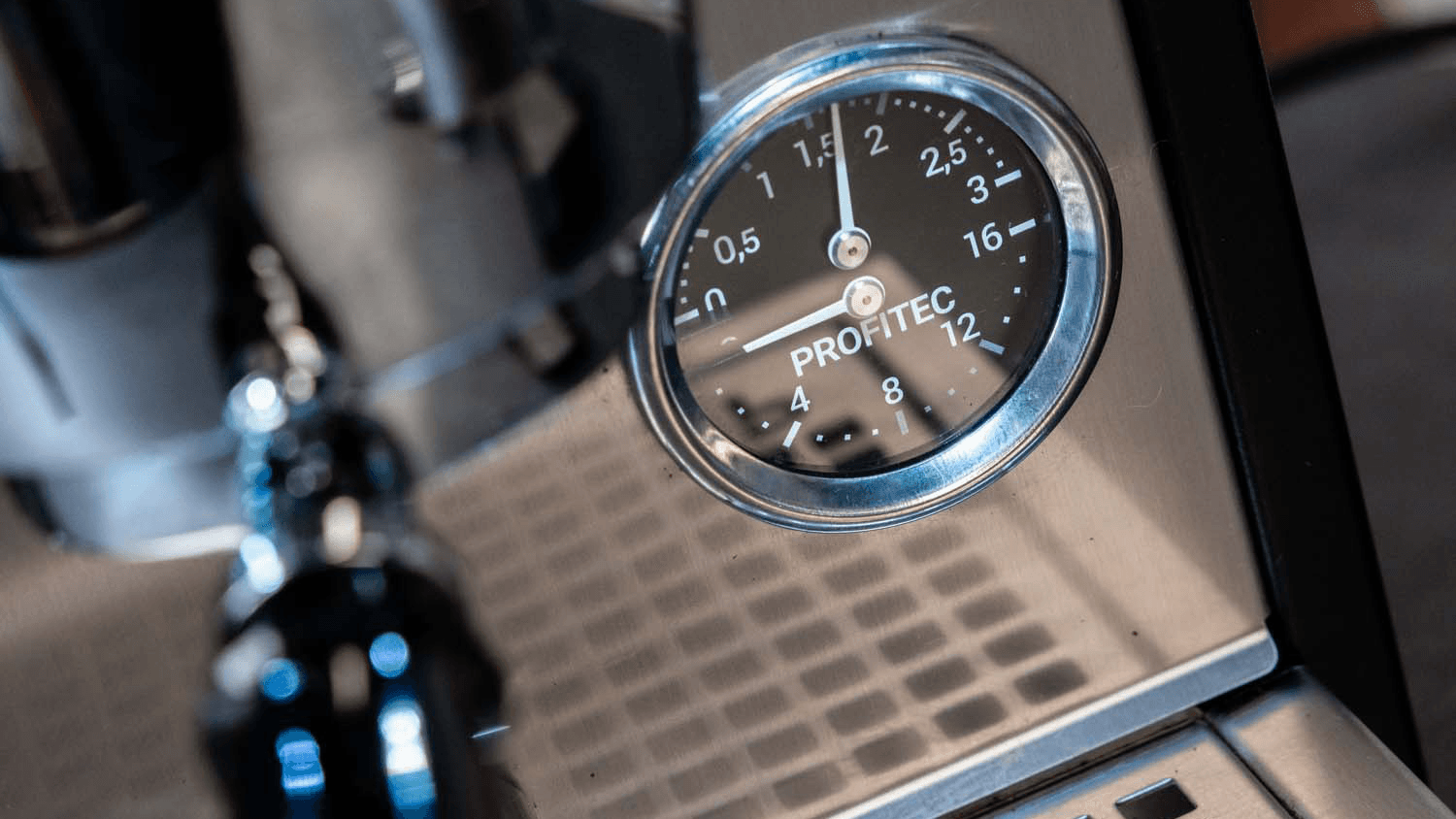 Nahaufnahme Manometer und Edelstahlgehäuse der Profitec Move 2.0 Siebträgermaschine mit Markenlogo