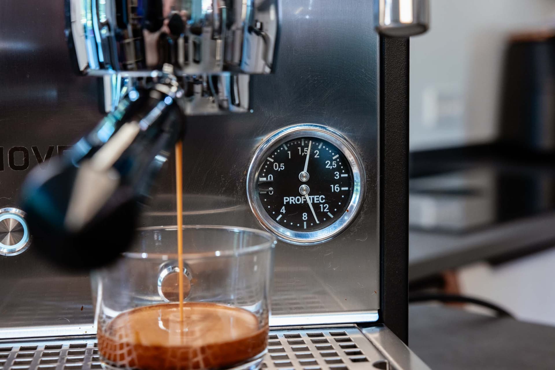 Espresso läuft in ein Glas unter der Brühgruppe der Profitec Move 2.0