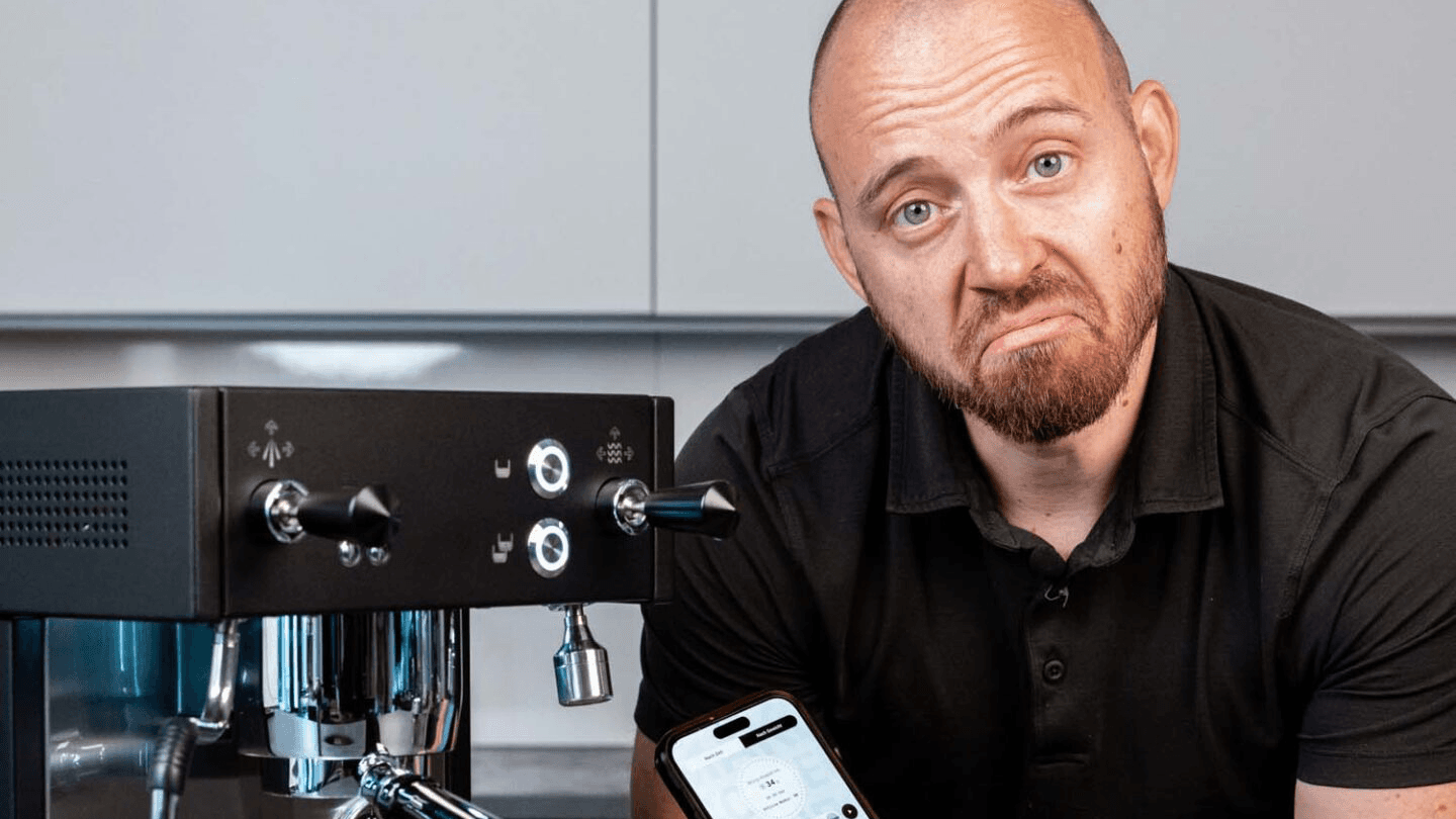 Smartphone mit Brew-by-Weight App neben Profitec Move 2.0 Siebträgermaschine,